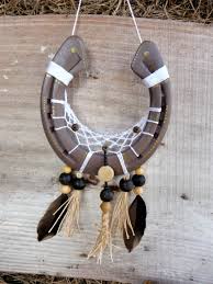 Veritable Fer A Cheval Recycle Peinture Chocolat Et Fil De Coton Blanc Perles Rocaille Et Bois Plumes De Canard Statement Necklace Necklace Jewelry
