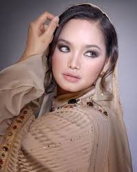 Dato' sri siti nurhaliza embodies the nusantara identity. Siti Nurhaliza Photos News And Videos Trivia And Quotes Famousfix