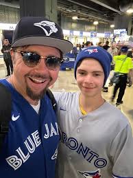 Težko verjamem: ampak moj prvorojeni sin, ki sliši na ime Izi, Izzy ali  včasih celo Izidor, prav danes stopa na pot odraslosti. ❤️ 18! ❤️ Začelo se  je na današnji datum, ko