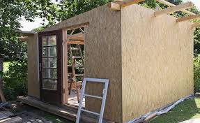 Gartenhaus Selber Bauen Seitenwande Und Tur Vom Gartenhaus Montieren Fantastische Hinter Und Vorgarten L In 2020 Gartenhaus Selber Bauen Gartenhaus Bauen Gartenhaus