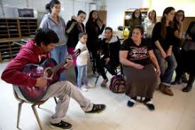 Desde muito pequenos os meninos. Visao Ole Ou A Musica Da Vida Comunidade Cigana Atua Na Casa Da Musica
