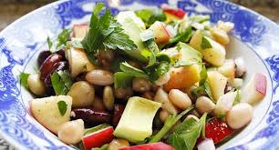 L'insalata di fagioli alla romana è un contorno rustico e sostanzioso in cui i legumi vengono conditi con una sfiziosa salsa d'accompagnamento! Insalata Di Fagioli Con Avocado E Mele Vegolosi It