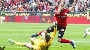 Wenn ein verteidiger einen gegenspieler nicht mehr mit normalen und fairen mitteln vom ball trennen kann und er der letzte mann der verteidigung (torhüter. Neue Fussball Regeln Platzverweis Nach Notbremse Auch Fur Keeper