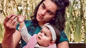Sergio mayer mori, el hijo de la famosa bárbara mori y el actor sergio mayer, está buscado por la prensa después de que lo vieran fuera del centro de rehabilitación en el que estaba internado desde. Sergio Mayer Mori Se Reencuentra Con Su Bebita Y Presume Las Fotos Mamaslatinas Com