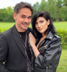 Vedeta de la antena 1 urmează să împlinească în luna august 41 de ani, însă șarmantul prezentator se bucură de un tonus ca la 20 de ani. Daliana RÄƒducan È™i RÄƒzvan Simion IpostazÄƒ De Milioane È™i Au Cucerit Pe Loc Fanii Un Trup DouÄƒ Suflete Spynews Ro