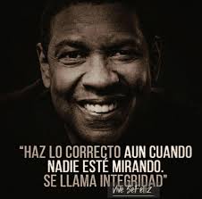 Agosto 14 Cuando las hojas caen del árbol, ya no pueden volver a el. Lo  mismo pasa con la vida, cada día que se nos va, no se recupera. Asi que  sonríe,