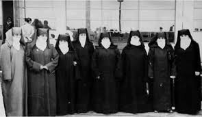 Marocaines Portant La Jellaba Et Niqab Habit Traditionnel In 2020 Moroccan Style Morocco Casablanca
