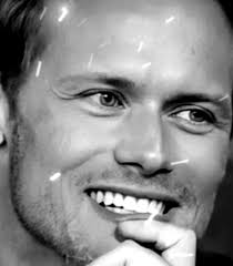 Caitríona Balfe a hypnotisé tout le monde hier soir aux Critics Choice  Awards avec sa tenue raffinée et élégante. Sa robe blanche satin, ornée de  détails métalliques et d'une ceinture audacieuse, a