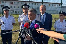 Superprison: Darmanin sous le feu pour transferts de narcotrafiquants! - Imagen principal del artículo