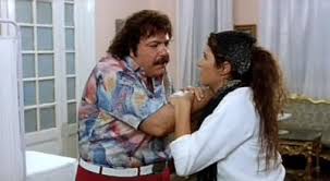 عند نزول عم حاحا معه حاحا لمقابلة العريس في شقتهم، نراه مرتديًا عمامة لبنية اللون وقميص أفتح منها، ولكن عند دخوله الشقة نراه مرتديًا عمامة سوداء وقميص وردي اللون. ØµÙˆØ±Ø© 14 Ù…Ù† ÙÙŠÙ„Ù… Ø­Ø§Ø­Ø§ ÙˆØªÙØ§Ø­Ø© ÙŠØ§Ø³Ù…ÙŠÙ† Ø¹Ø¨Ø¯ Ø§Ù„Ø¹Ø²ÙŠØ² Ø·Ù„Ø¹Øª Ø²ÙƒØ±ÙŠØ§ Ø§Ù„Ø¯Ù‡Ù„ÙŠØ² Ù‚Ø§Ø¹Ø¯Ø© Ø¨ÙŠØ§Ù†Ø§Øª Ø§Ù„Ø³ÙŠÙ†Ù…Ø§ Ø§Ù„Ù…ØµØ±ÙŠØ© ÙˆØ§Ù„ÙÙ†Ø§Ù†ÙŠÙ†