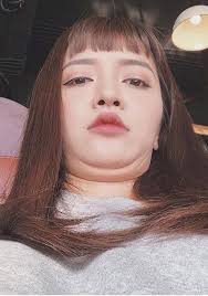 Hòa Minzy đăng ảnh "dìm hàng" chính mình liệu có kém cạnh Mai Phương Thúy?