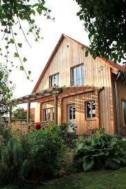 Holzhaus Mit Larchenschalung Und Pergola In Gottingen Holzhaus Gotisches Haus Holzhaus Bauen