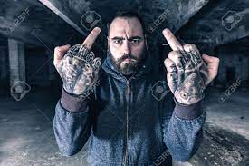 L Homme Avec Des Tatouages Sur Ses Mains Montrant Doigts Du Milieu Mise Au Point Selective Banque D Images Et Photos Libres De Droits Image 57188391