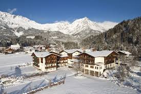 How To Make An Interesting Art Piece Using Tree Branches Ehow Tirol Hotel Hotels Familienreisen