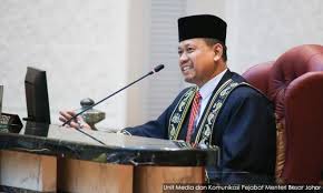 Hasni juga mahu rakyat johor turut mengambil langkah yang sama bagi memastikan sasaran 80 peratus penduduk mendapat suntikan vaksin dapat direalisasikan. Malaysiakini Tiada Usul Keyakinan Pada Mb Johor Tapi Usul Tergempar Boleh Dibuat