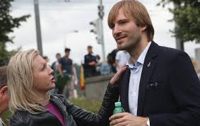 V minulosti koncertoval v dětských pěveckých sborech a vystupoval v dětských muzikálech. Vojtech Na Kapackach Noci Samoty Bez Manzelky Olgy Ahaonline Cz