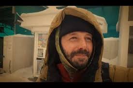 - Скажите, Шура, честно, сколько вам нужно денег для счастья? -спросил  Остап. -Только подсчитайте все. ,