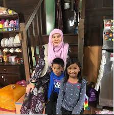Beliau dilahirkan pada 19 november 1980 dan merupakan seorang ahli politik yang berjaya. Nurul Izzah Anwar 7 Bukti Yb Izzah Dekat Di Hati Kanak Kanak Theasianparent Malaysia