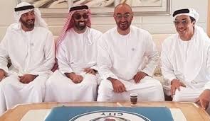 ما لا يعرفه الكثيرون أن السبب هو منصور بن زايد، ولكن كيف؟ قديماً قال العرب مصائب قوم عند قوم فوائد، والآن وقعت مصيبة لنادي مانشستر سيتي بطل الدوري الإنجليزي، فقد تم استبعاده لعامين من المسابقات الأوروبية. Ø§Ù„Ø´Ø±Ø· Ø§Ù„Ø°ÙŠ ÙˆØ¶Ø¹Ù‡ Ù…Ù†ØµÙˆØ± Ø¨Ù† Ø²Ø§ÙŠØ¯ Ù„ØªØµÙÙŠØ© Ø´Ù‚ÙŠÙ‚Ù‡ Ø£Ø­Ù…Ø¯ Ù‚Ù†Ø§Ø© Ø§Ù„Ø¹Ø§Ù„Ù… Ø§Ù„Ø§Ø®Ø¨Ø§Ø±ÙŠØ©