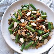 These Sauteed Green Beans And Mushrooms Are The Perfect Way To Sneak In More Veggies To Your Mornings Thro Green Bean Recipes Green Beans Sauteed Green Beans
