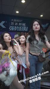 街拍抄底裙底春光乍泄模特级白皙大长腿女神骚丁粉内夹紧像没穿一样| 51吃瓜网