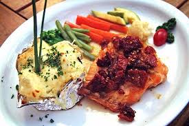 Tagliate a filetti il trancio (in caso non lo aveste acquistato già. Salmone Alla Mediterranea Filete De Salmon A La Parrilla Salseado Con Vino Blanco Y Tomate Deshidratado Picture Of Mia Italia Santiago Tripadvisor