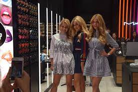 Rozalia mancewicz po oddaniu korony najpiękniejszej polki postawiła na karierę w show biznesie. Siostry Mancewicz Natalia Laura I Rozalia Bialostockie Gwiazdy Instagrama Zdjecia Wspolczesna Pl