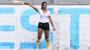 Dalam pertandingan profesional, terdapat 4 petugas yang memimpin jalannya pertandingan, yaitu wasit, 2 hakim garis, dan seorang petugas di pinggir tengah lapangan serta wasit gawang yang berada di pinggir gawang. Ini Yang Terjadi Jika Salah Pilih Hakim Garis Bolalob Com