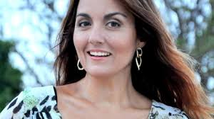 Foto: Na esquerda, Renata na época da novela 'Aquele Beijo', em 2012, com  mais de 130kgs e à direita, um ano depois