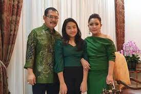 Berikut ini rincian harta dari keluarga cendana: 19 Tahun Jadi Mantu Keluarga Cendana Mayangsari Tampil Anggun Dengan Kebaya Nerawang Di Pernikahan Cucu Soeharto Bersanding Di Sebelah Mantan Suami Titiek Soeharto Semua Halaman Sosok