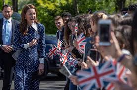 Efekt kate middleton, ubrania księżnej kate można kupić w z kolei na ślubie siostry, pippy middleton, księżna wystąpiła w pudrowej sukience od alexandra mcqueena. Piec Sukienek W Stylu Kate Middleton Ktore Dostaniecie Online Idealne Modele Na Wiosne I Lato 2020 Moda I Trendy