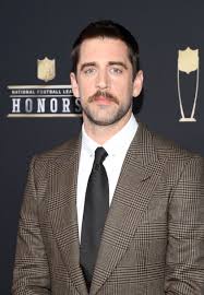 Aaron rodgers was linked to espn's erin andrews and actress jessica szohr in late 2010, but obviously neither relationship was very serious. Aaron Rodgers And Shailene Woodley Appear To Be Engaged Already Vanity Fair