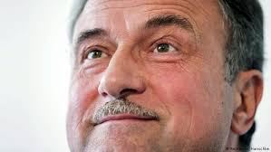 Here you will find one or more explanations in english for the word also in the bottom left of the page several parts of wikipedia pages related to the word weselsky and, of. Weselsky Chaos Claus Oder Held Deutschland Dw 19 05 2015