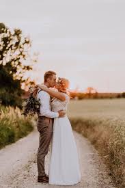 Vintage Hochzeit In Scheune Mit Garten In Brandenburg Hochzeitsfotograf In 2020 Hochzeitsfotograf Vintage Hochzeit Brautjungfer Trauzeuge