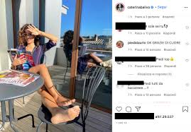 😌🔥😂 #caterinabalivo #caterinasecrets pic by… Caterina Balivo Al Tavolino La Foto Su Instagram Fan Scatenati Per Un Piccolo Particolare Il Mattino It