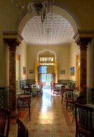 Loft24 bucherregal landhaus regal 3 schubladen holzregal. Wohnen Im Kolonialstil Der Koloniale Einrichtungsstil