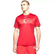 Milli takım'ın giydiği ilk formadan esinlenilen tasarım modern dokunuşlarla geleceğe de göz kırpıyor. Nike Cd0734 687 Turkiye 2020 Milli Takim Stadyum Deplasman Formasi