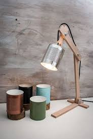 25 Idee E Tutorial Per Realizzare In Modo Economico Dei Lampadari Con Il Riciclo E Il Fai Da Te Recycelte Dosen Holztischlampen Schreibtischlampe