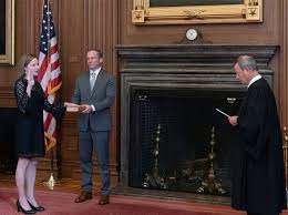 Technically, the chief justice has exactly one vote, no more and no less than any of the other eight justices who sit on the supreme. Analysis Chief Justice Roberts Has Lost Control Of The Supreme Court