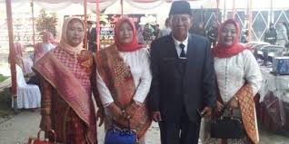Ketiga layout di atas merupakan contoh kartu ucapan idul fitri yang dapat menginspirasi anda dalam merancang kartu ucapan lebaran yang unik dan antimainstream. Ini Profil Lora Fadil Anggota Dpr Yang Punya 3 Istri Alasannya Poligami Merdeka Com