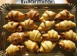 Petits Croissants Au Saumon Fume Toast Aperitif Recette Recettes De Cuisine Recette Croissant Alimentation