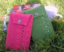 Each pattern is perfect for the newbie or advanced beginner who is looking to learn new techniques. Cozy Fire A Kindle Cover Free Pattern Tejer Gratis Patrones De Punto Patrones De Punto Gratis