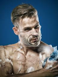 Laut tom jones sind männer am , wenn sie singen. Sexy Mann Wascht Korper Mit Schwamm Und Interessiert Sich Fur Fototapete Fototapeten Myloview De