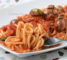 I peperoni con olive e capperi sono un contorno tipico della cucina napoletana dove vengono chiamati puparuoli cu' aulive e chiappariell. Spaghetti Olive E Capperi Alla Puttanesca Benessere E Gusto Blog