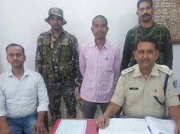 8 वर्षों से था फरार, पेशरार थाना पुलिस ने छापेमारी कर घर से किया गिरफ्तार |  Naxalite Devdeep Kherwar Arrested In Jharkhand's Lohardaga - Dainik Bhaskar