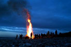 Dansk sankthansbål fejres med den traditionelle heks på bålet, sankthansaften den 23. Sankt Hans Bal Midsummer Bonfire Denmark Danmark Habitat