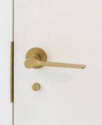 La Poignee En Laiton Le Petit Detail Qui Sublime Tout Fort Interieur Poignee De Porte Poignee Fenetre Porte Interieure