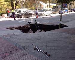 El socavón tiene unas dimensiones de 4 metros de ancho y 10 de largo. Socavon En Metropolitano Madrid El Mundo