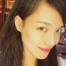 盛如曦（舒淇 饰），35岁的优质白领女性。 伴着事业有成的同时，感情生活上的空白却成为了家人朋友间乐此不疲操心的话题。 同样的情况还发生在盛如曦的好友汪岚（郝蕾 饰）和章聿（熊黛林 饰）身上. å‚è§‚èˆ'æ·‡çš„è±ªå®… éƒ½å¿«50å²äº†è¿˜è¿‡å¾—åƒå°å¥³çŽ‹ æœ‰å§æ–°é—»