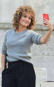 Jlo just showed her natural short curly hair; Jennifer Lopez The Big Picture Today S Hot Photos Jlo Jlo Hair Jennifer Lopez Curly Hair Styles